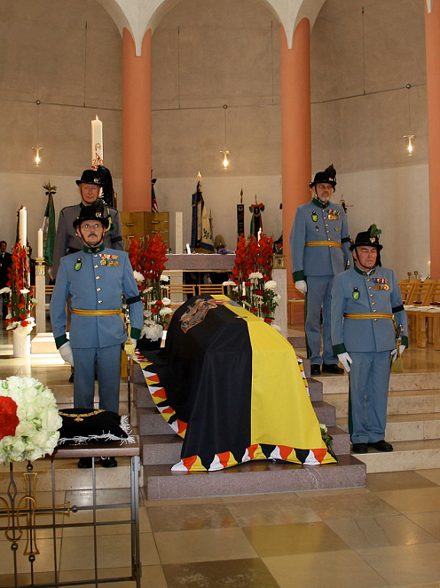 Otto de Habsbourg-Lorraine dans son cercueil recouvert de l'étendard des Habsbourg - à Pöcking - Les gardes d'honneur sont habillés en uniformes austro-hongrois